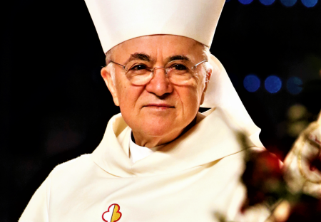 Monseñor Vigano advierte de que el Papa Francisco colabora con la FEM para destruir el cristianismo